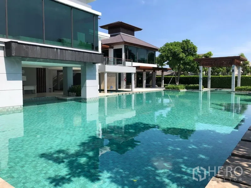 Detached House for rent in Bang Kapi, Bangkok - Large estate swimming pool beside a contemporary clubhouse.