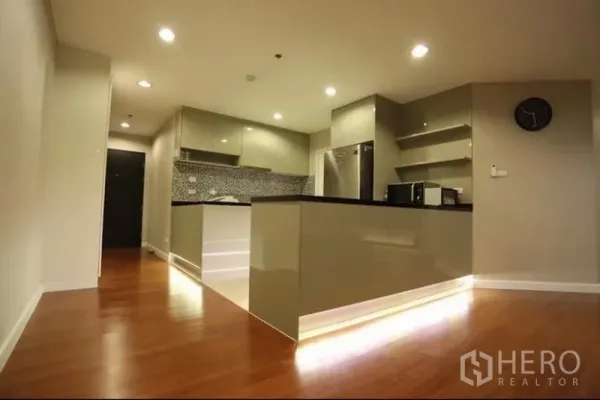 คอนโด ให้เช่าในHuai Khwang, Bangkok - ครัวยูเชปสมัยใหม่ ผนังกระเบื้องโมเสก พร้อมตู้เก็บของจำนวนมากและไฟใต้ตู้