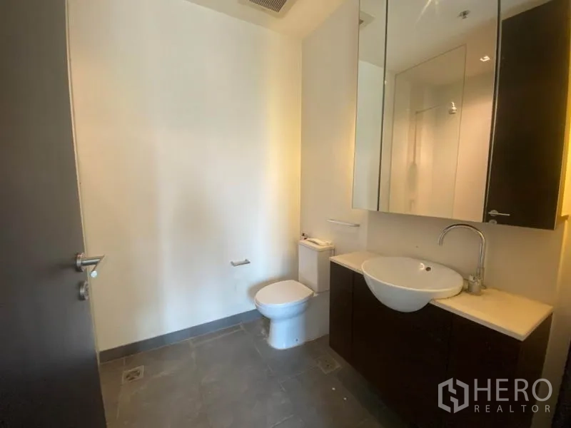 公寓 出租在Yan Nawa, Bangkok - 第二卫浴设洗手台、镜柜与坐便器。