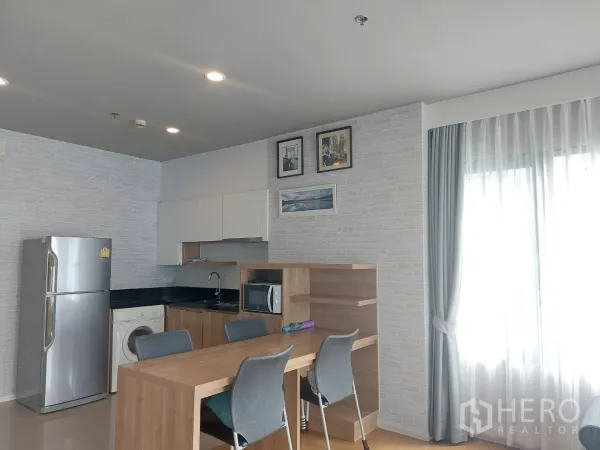 公寓 出租在Watthana, Bangkok - 小厨房配冰箱、洗衣机、微波炉与餐桌