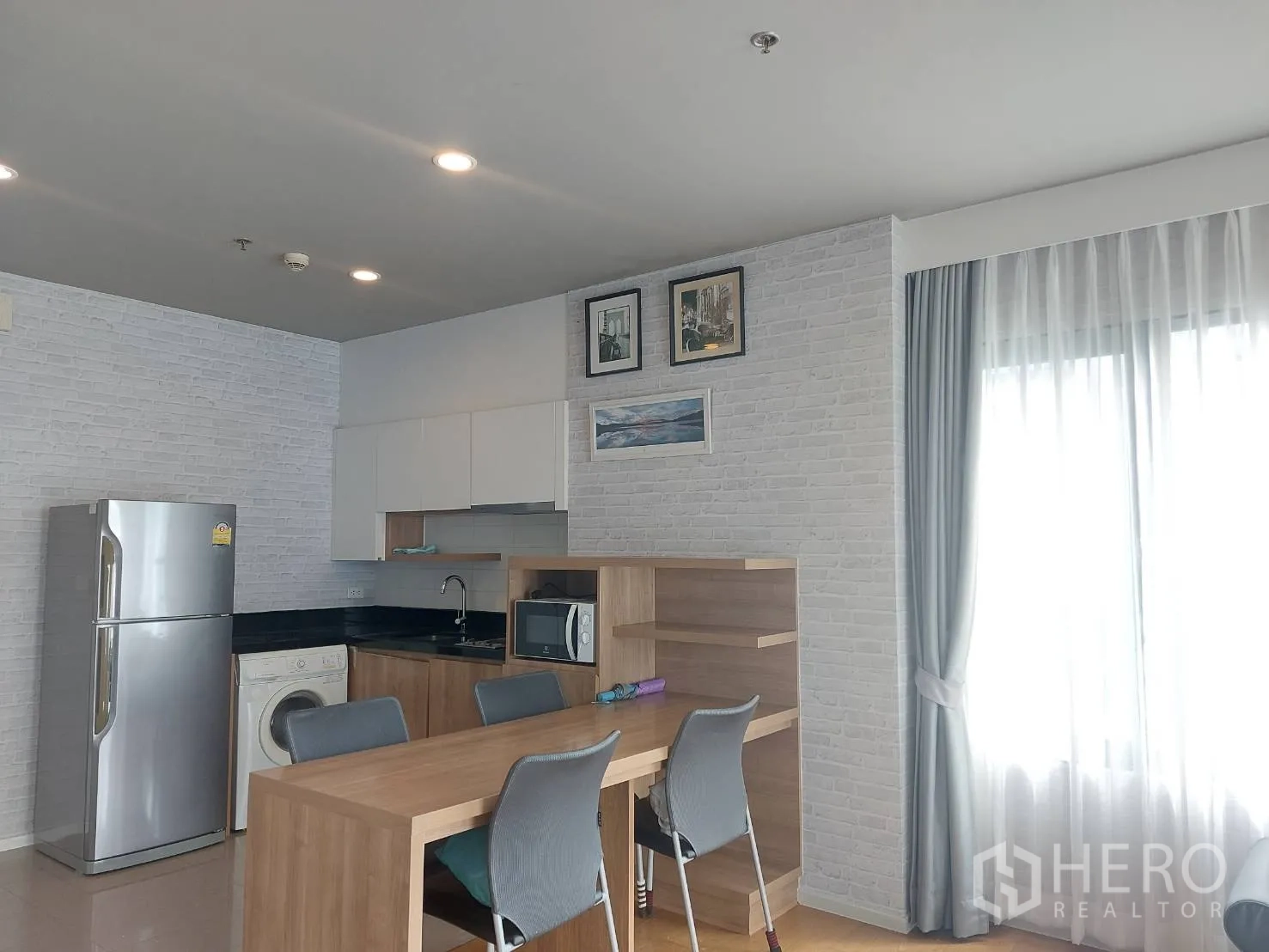 公寓 出租在Watthana, Bangkok - 小厨房配冰箱、洗衣机、微波炉与餐桌