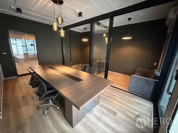 โฮมออฟฟิศ for rent in Watthana, Bangkok - ห้องประชุมกั้นกระจก โต๊ะยาว เก้าอี้สำนักงาน และโคมแขวน