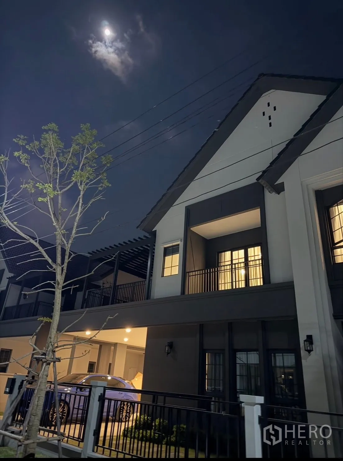 บ้านเดี่ยว for rent in Bang Phli, Samut Prakan - ภายนอกบ้านสองชั้นยามค่ำ พร้อมระเบียง โรงจอดรถ และรั้ว