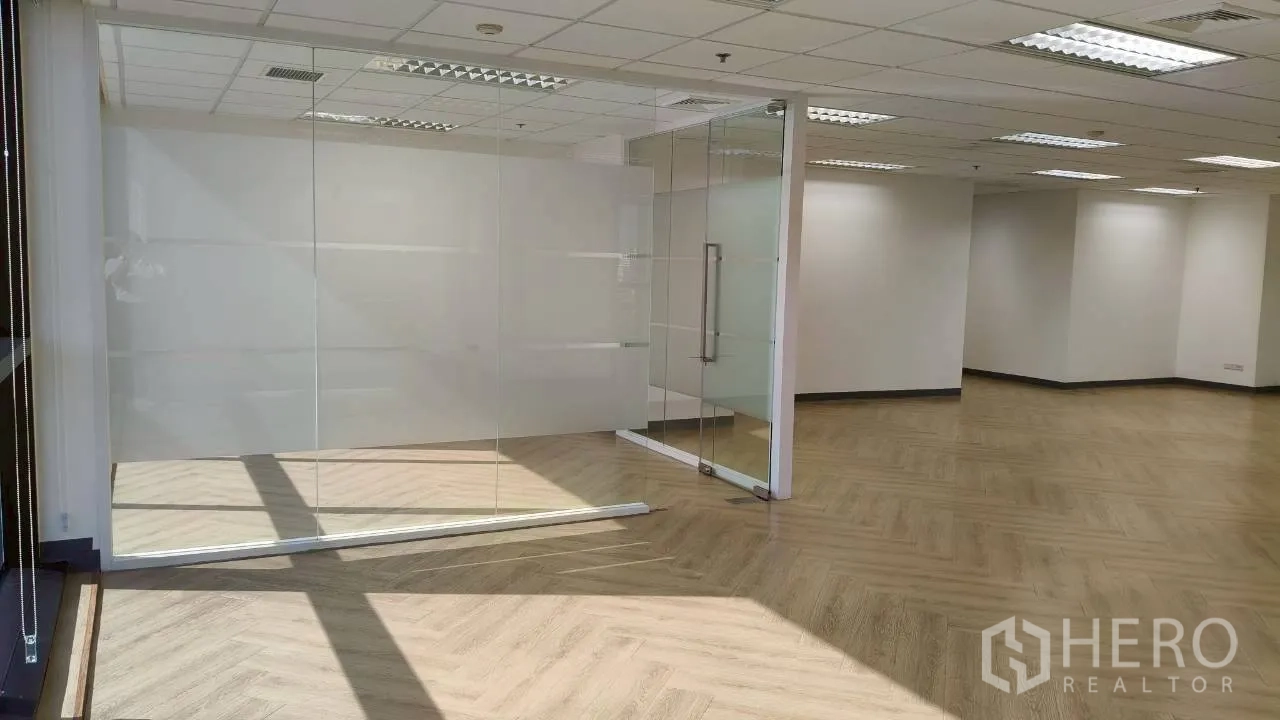 สำนักงาน for rent in Ratchathewi, Bangkok - ประตูห้องประชุมกระจก แดดส่องพื้นลายก้างปลา