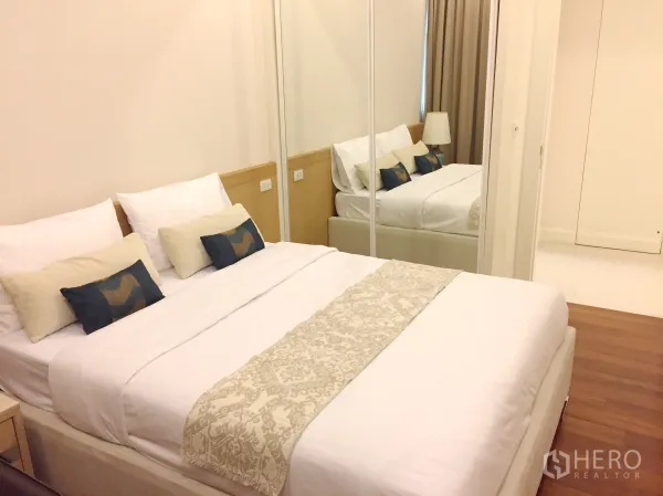 คอนโด ให้เช่าในPathum Wan, Bangkok - ห้องนอนพร้อมตู้เสื้อผ้าบานกระจก เตียงนุ่มและพื้นไม้