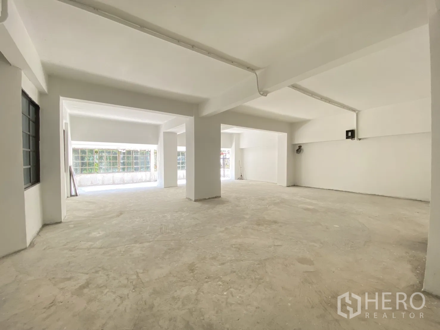 พื้นที่ขายปลีก for rent in Watthana, Bangkok - แปลนยาวโปร่ง หน้าต่างตลอดแนวด้านหนึ่งรับแสงธรรมชาติ.