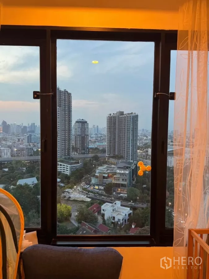 คอนโด ให้เช่าในWatthana, Bangkok - วิวเมืองกรุงเทพฯ จากหน้าต่างชั้นสูง ใกล้ย่านอ่อนนุช