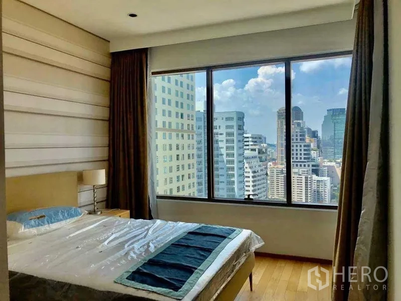 公寓 出售在Khlong Toei, Bangkok - 第二卧室，超大窗户与高楼景观