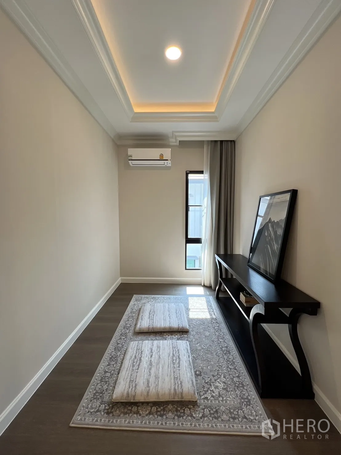 Detached House for rent in Saphan Sung, Bangkok - Compact multipurpose room with rug and console table by window.