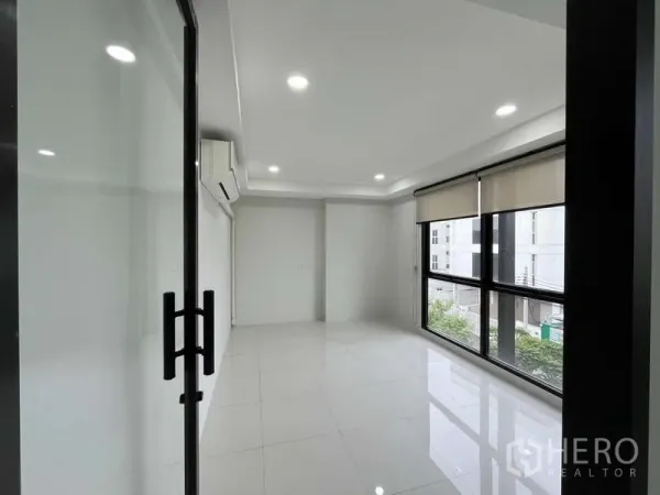Office Space for rent in Prawet, Bangkok - Spacious open-plan office with full-height windows, blinds, split-type AC and LED lighting.