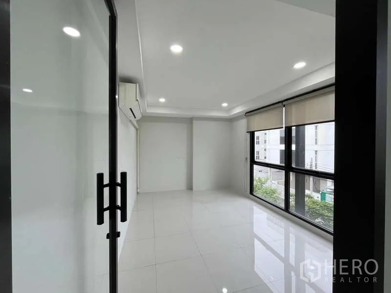 Office Space for rent in Prawet, Bangkok - Spacious open-plan office with full-height windows, blinds, split-type AC and LED lighting.
