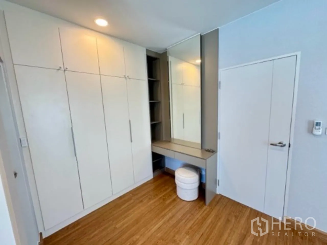 Detached House for rent in Bang Phli, Samut Prakan - Dressing corner with tall wardrobes, mirror and vanity table.