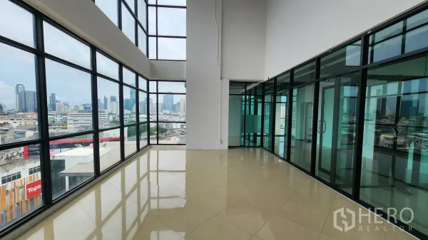 办公空间 出租在Yan Nawa, Bangkok - 大型办公区，玻璃隔间与曼谷全景天际线。