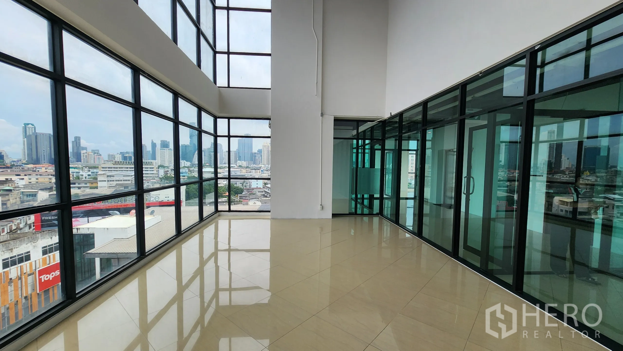 办公空间 出租在Yan Nawa, Bangkok - 大型办公区，玻璃隔间与曼谷全景天际线。