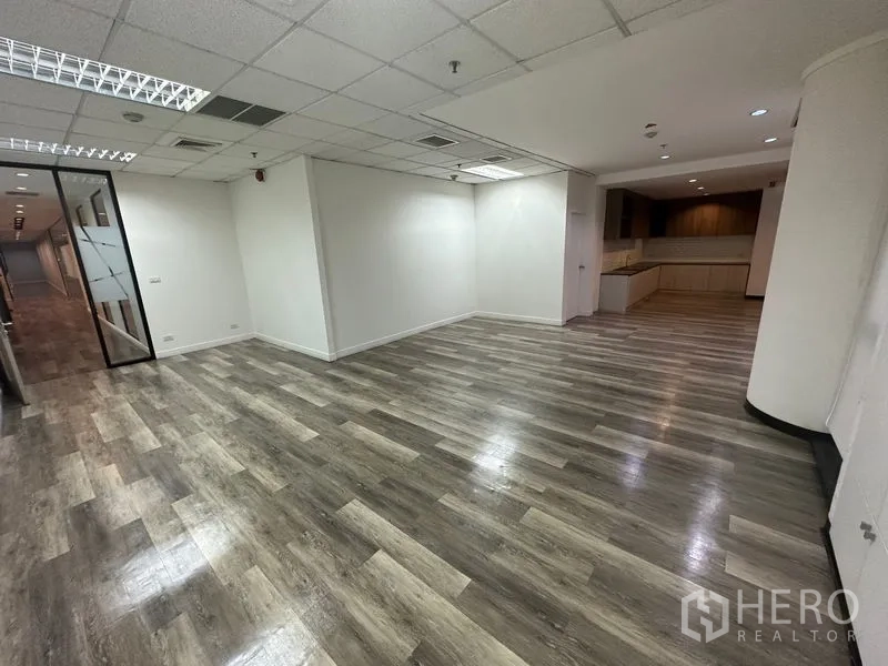 办公空间 出租 - 开放工作区衔接茶水间，吊顶照明与宽阔木纹地板。
