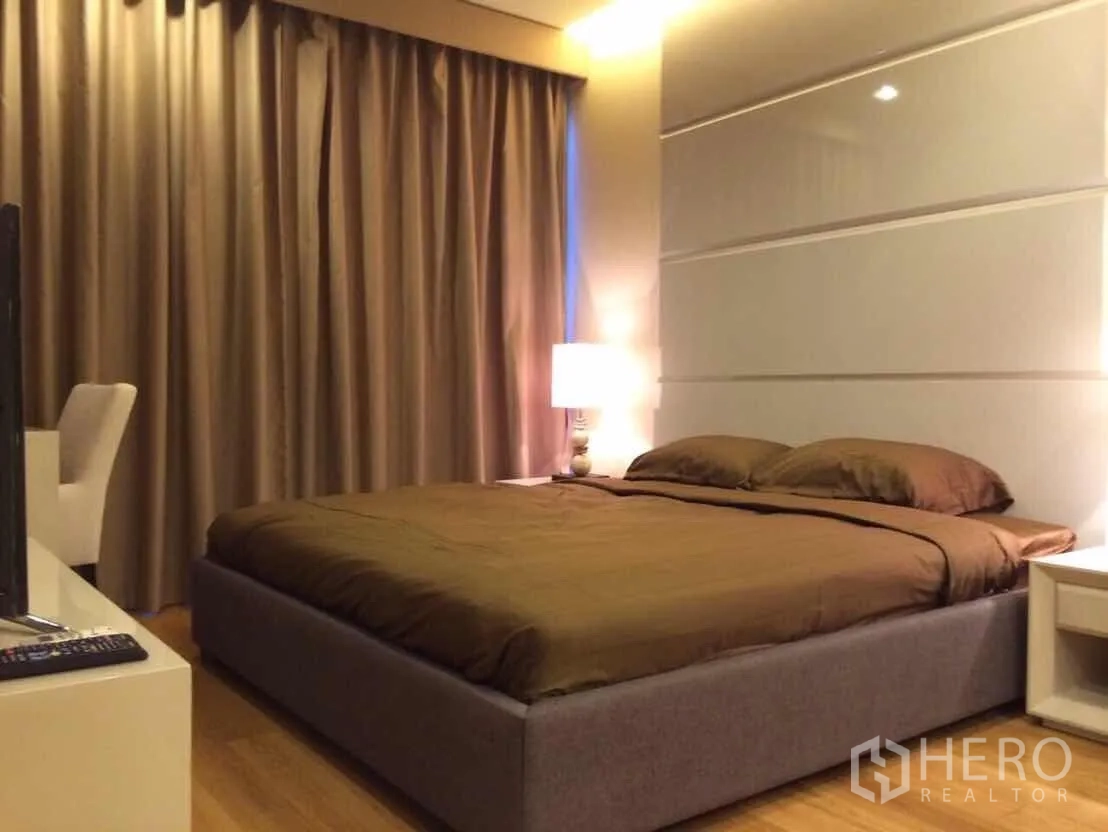 Condominium for rent or sale in Bang Rak, Bangkok - Cozy master bedroom with upholstered bed, bedside lamps and full-length curtains