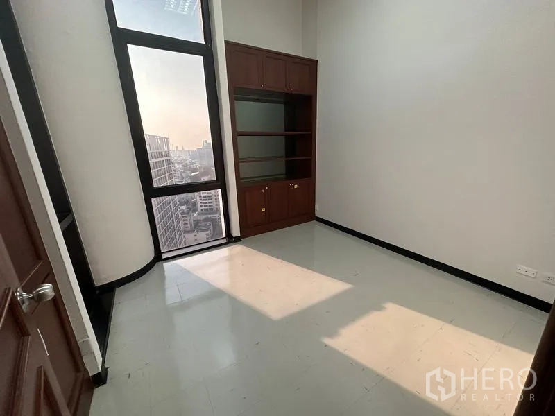 办公空间 出租 - 行政办公室，通高窗与深色木质柜体，享受城市景观。
