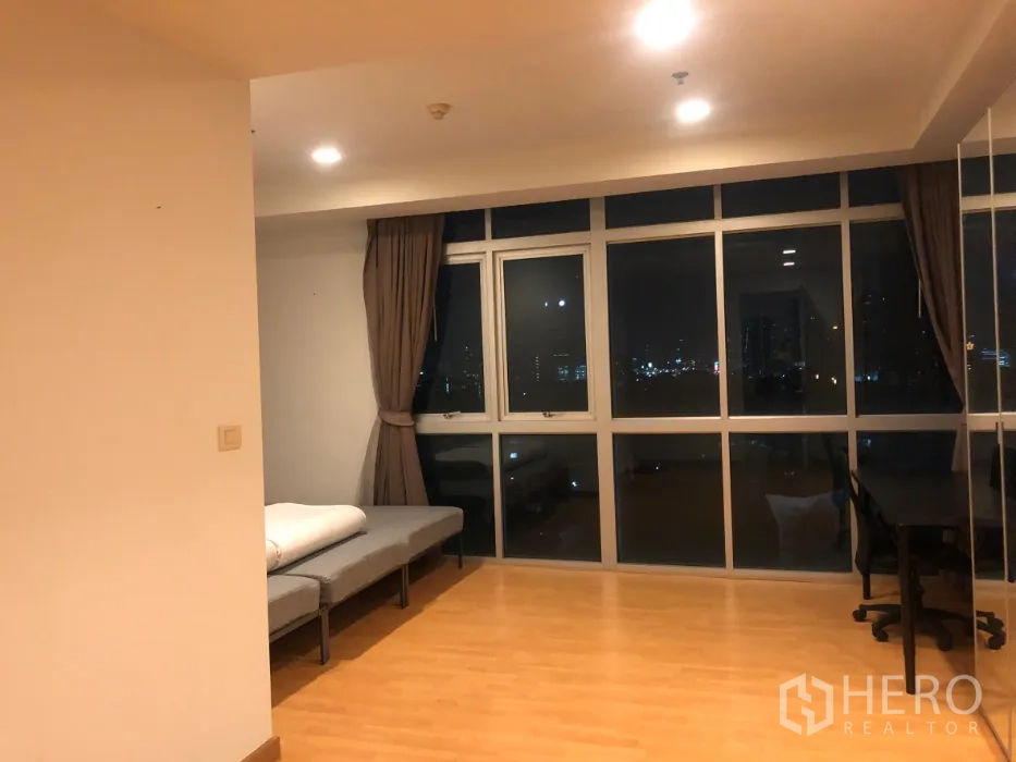 公寓 出售在Khlong Toei, Bangkok - 采光良好的转角房，通顶窗、木地板与书桌