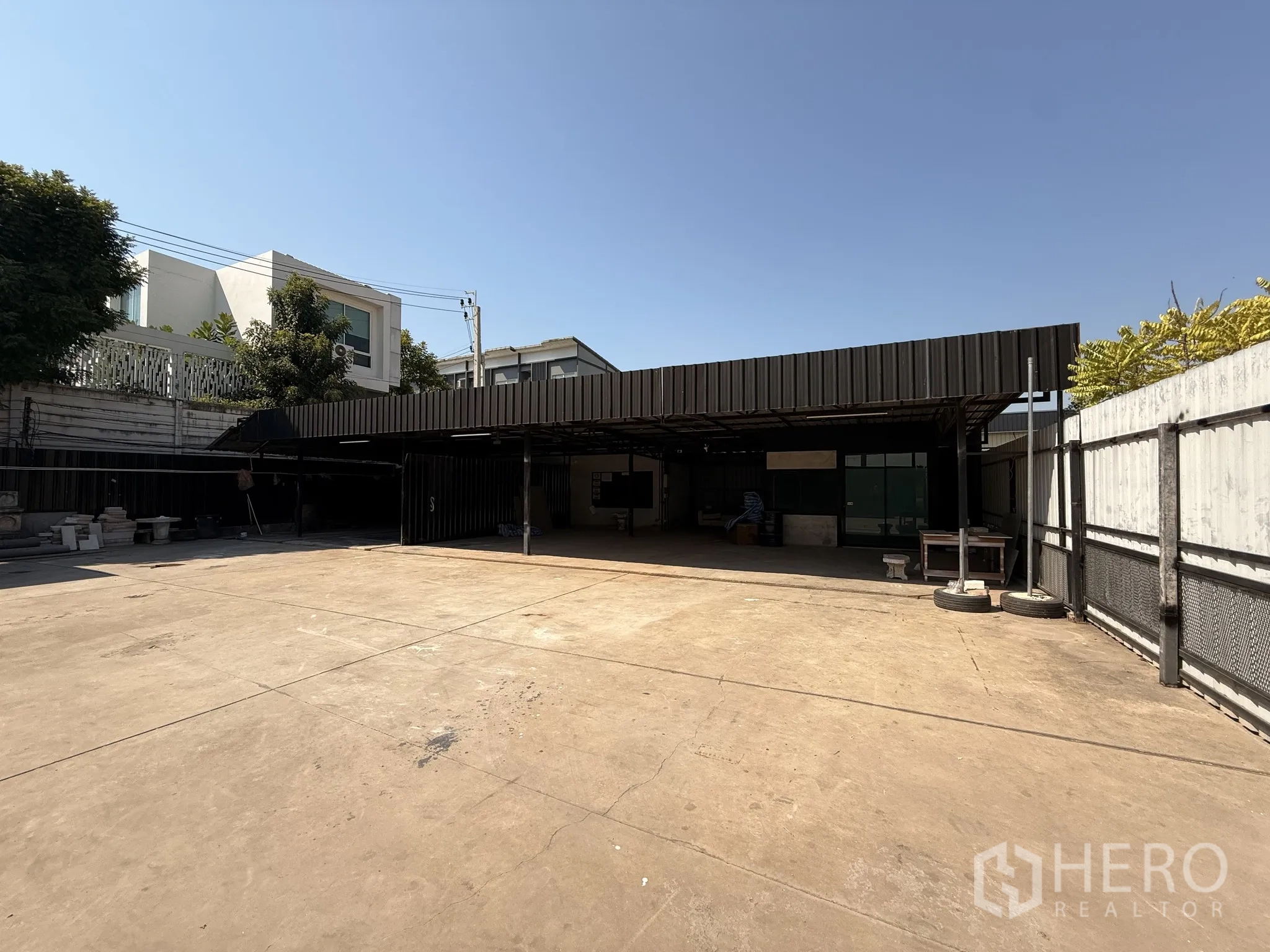 货栈 for rent in Lat Krabang, Bangkok - 封闭的混凝土院坝，设有带顶棚工作区与周界围栏。