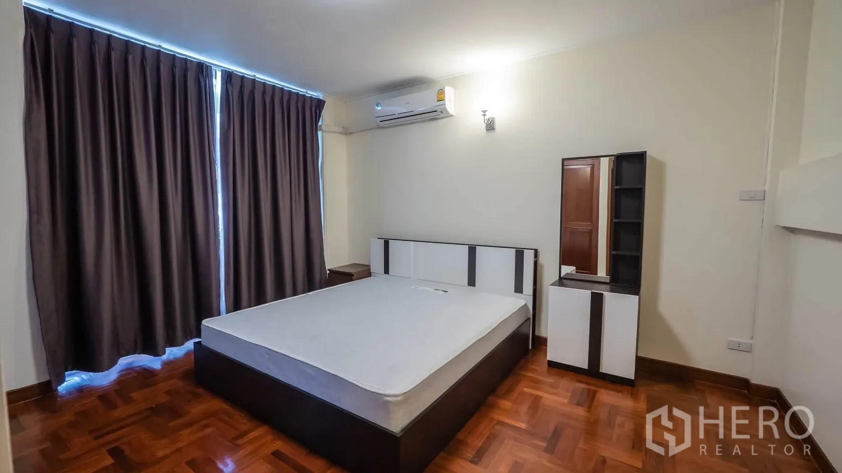 ทาวน์เฮาส์ for rent in Watthana, Bangkok - ห้องนอนเตียงควีนพร้อมโต๊ะเครื่องแป้ง แอร์ และผ้าม่านทึบ