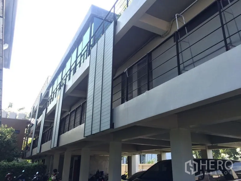 带办公室的家 出售 - 建筑外立面，架空结构配长阳台与下方停车位。