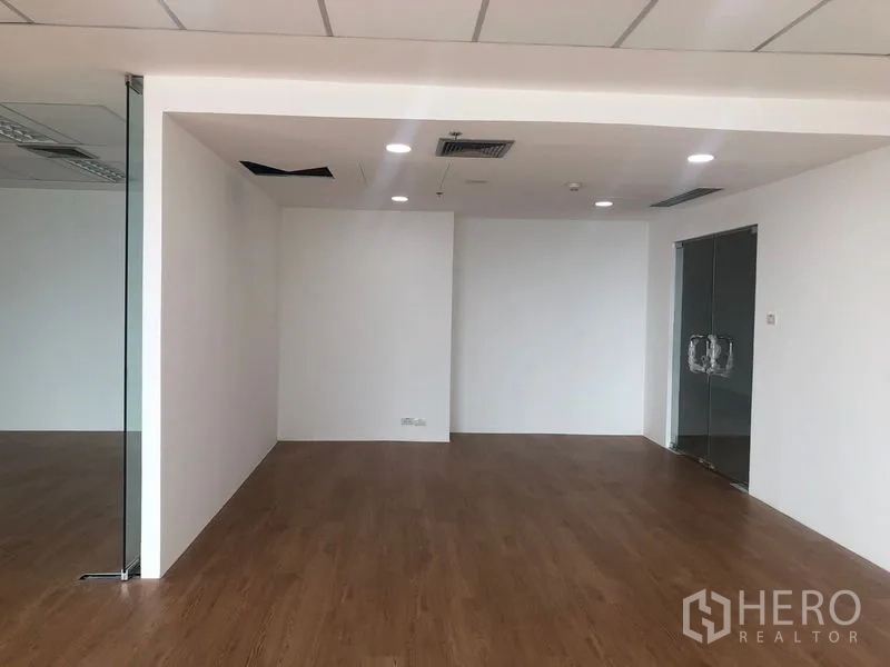 办公空间 出租在Din Daeng, Bangkok - 办公室入口区，木地板、嵌入式照明与双扇玻璃门。