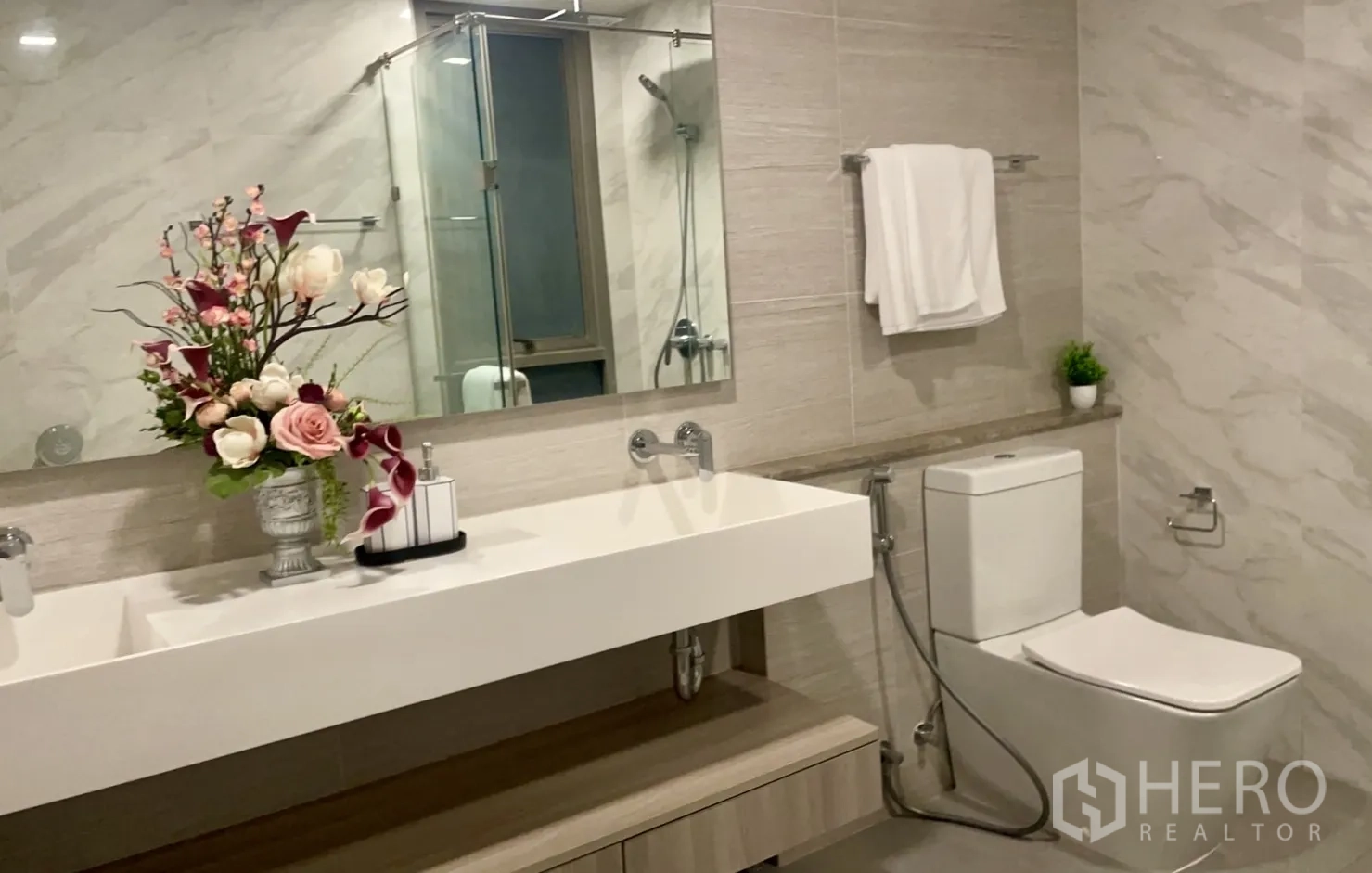 公寓 出租在Watthana, Bangkok - 入户区大理石特色墙，搭配雕塑感玄关桌。