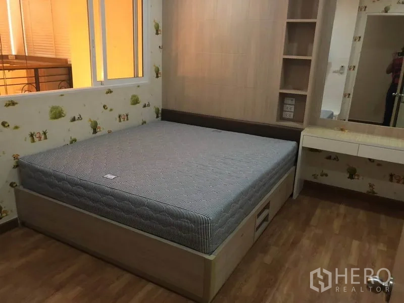 คอนโด ขายในBang Na, Bangkok - ห้องนอนพร้อมหัวเตียงบิลต์อิน ชั้นเก็บของ โต๊ะเครื่องแป้ง และพื้นไม้