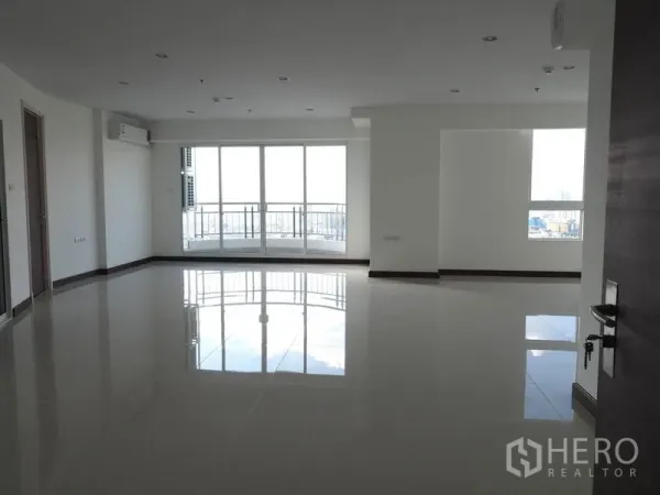 公寓 出租在Yan Nawa, Bangkok - 高楼层客厅，亮面瓷砖与落地窗，连接阳台，眺望曼谷城市与河景（Yan Nawa）。