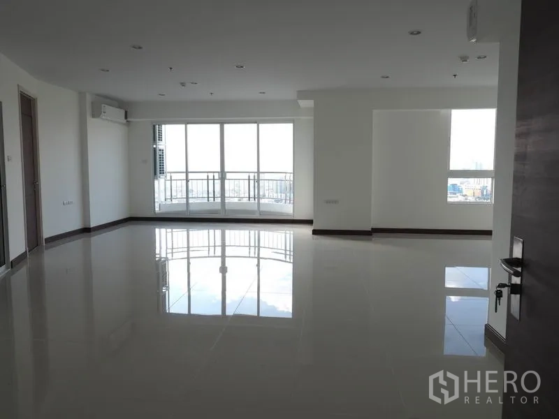 公寓 出租在Yan Nawa, Bangkok - 高楼层客厅，亮面瓷砖与落地窗，连接阳台，眺望曼谷城市与河景（Yan Nawa）。