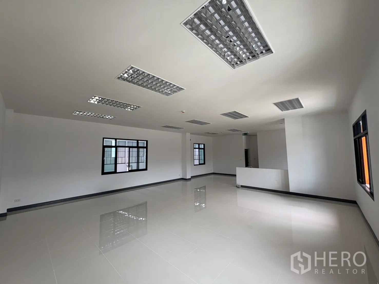 โรงงาน for rent in Bang Pakong, Chachoengsao - สำนักงานชั้นบนกว้างพร้อมไฟฝ้าและพื้นกระเบื้อง.
