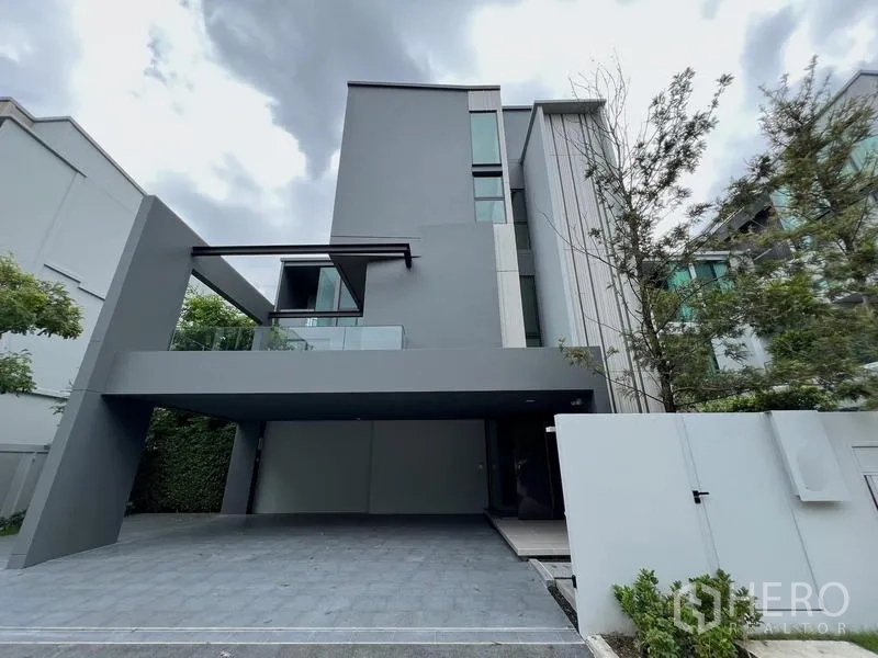 Detached House for rent or sale in Saphan Sung, Bangkok - Modern multi-storey detached house facade with large covered carport in Saphan Sung, Bangkok.