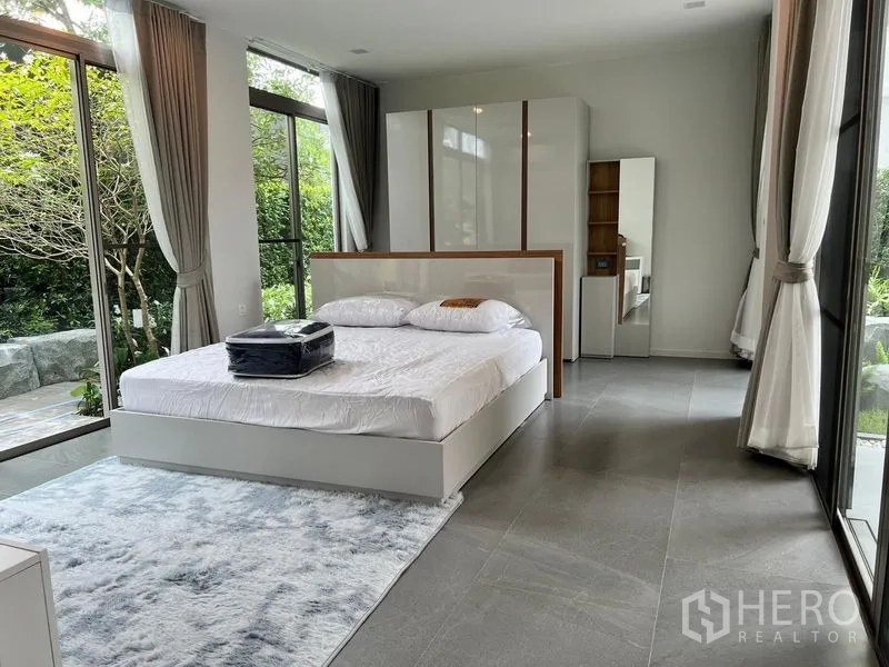 Detached House for rent - Garden-facing bedroom with king bed, built-in wardrobe and expansive windows.