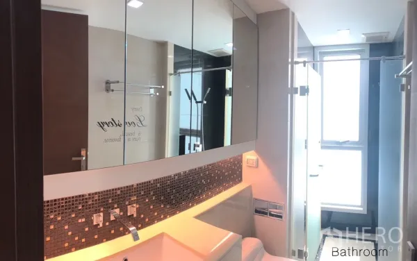公寓 出租或出售在Ratchathewi, Bangkok - 现代风浴室，镜面柜、马赛克墙面、玻璃隔断与充足采光。