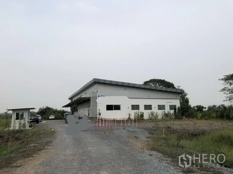 工厂 出租或出售在Wang Noi, Phra Nakhon Si Ayutthaya - 王诺伊区单层工厂，碎石车道、门岗与开阔绿地景观。