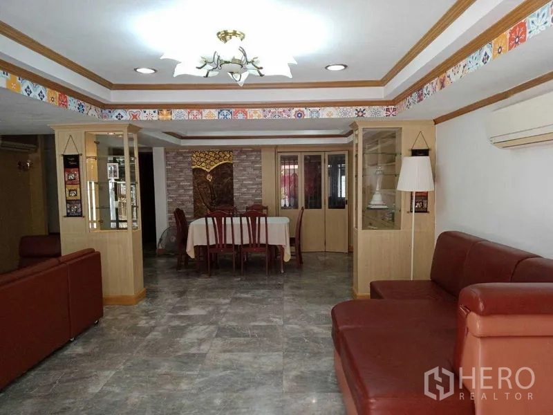 联排别墅 出租在Khlong Toei, Bangkok - 开放式客餐厅，皮沙发与吊灯