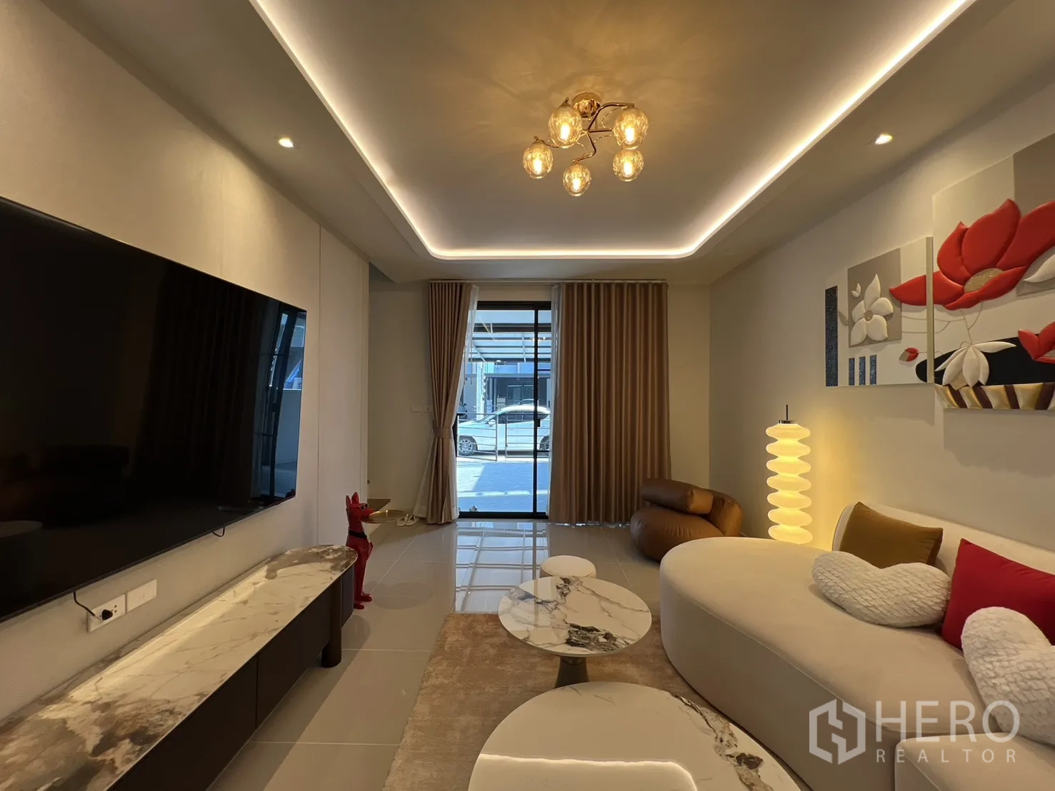 ทาวน์เฮาส์ for rent in Bang Phli, Samut Prakan - ห้องนั่งเล่นหันสู่ด้านหน้า พร้อมผ้าม่านเต็มความสูงและโคมไฟเพดานสไตล์โมเดิร์น