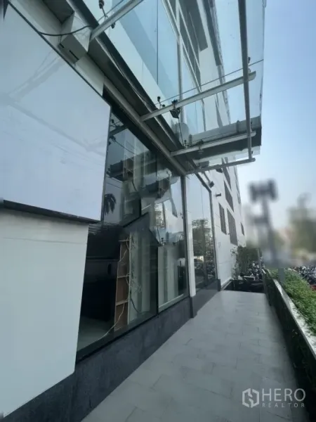 Retail Space for rent in Watthana, Bangkok - Street-level retail frontage with full-height glass facade, canopy awnings and a wide pedestrian walkway.