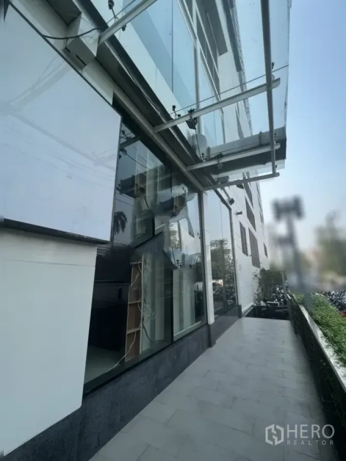 Retail Space for rent in Watthana, Bangkok - Street-level retail frontage with full-height glass facade, canopy awnings and a wide pedestrian walkway.
