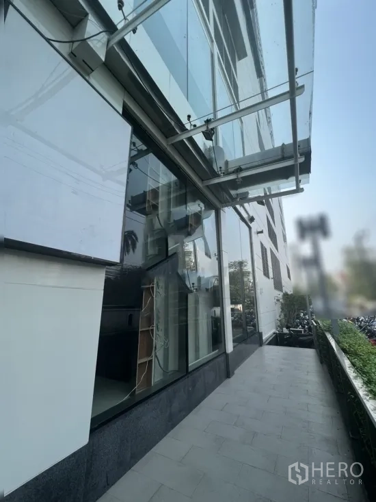Retail Space for rent in Watthana, Bangkok - Street-level retail frontage with full-height glass facade, canopy awnings and a wide pedestrian walkway.