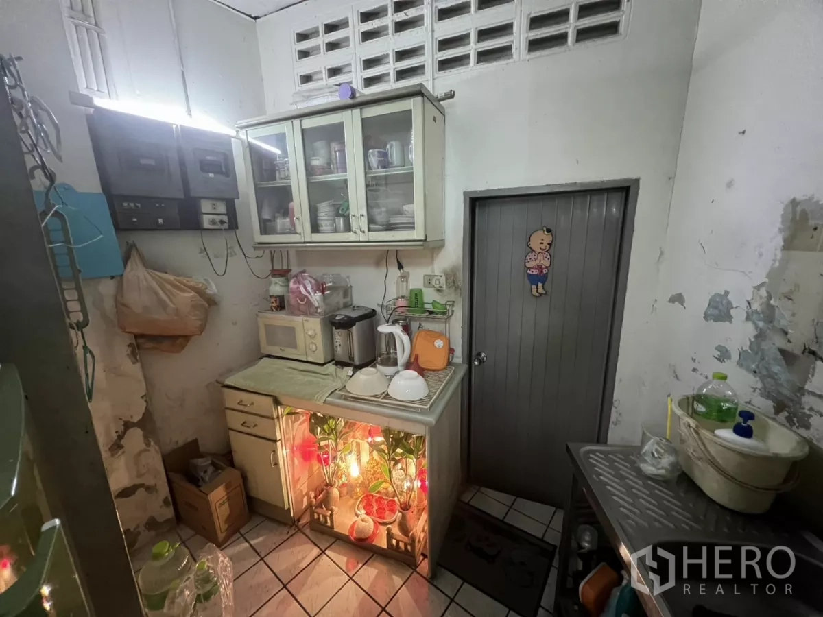 อาคารพาณิชย์ ให้เช่าในWatthana, Bangkok - แพนทรีขนาดกะทัดรัด มีตู้แขวน ไมโครเวฟ และเคาน์เตอร์