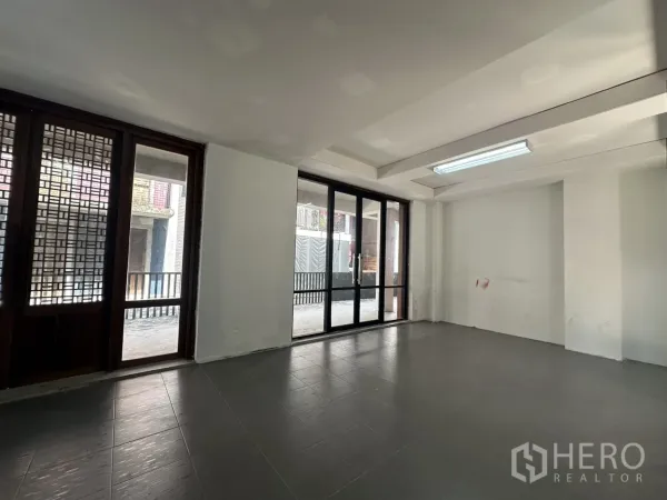 带办公室的家 出租在Pathum Wan, Bangkok - 开放式室内空间，灰色地砖、白墙，落地窗采光。