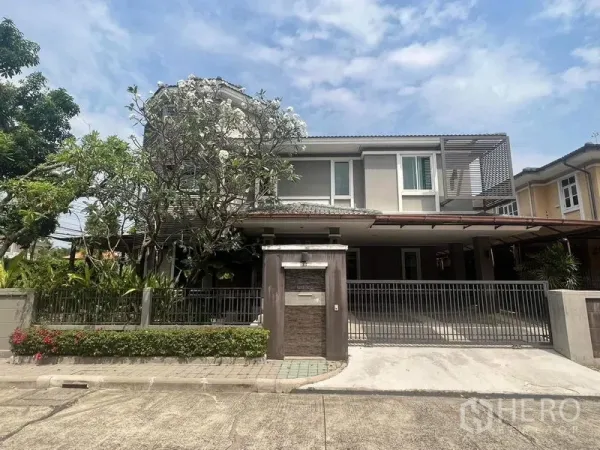 独立式住宅 出租或出售在Prawet, Bangkok - 两层现代独栋别墅，带电动大门、遮棚车位与鸡蛋花树。