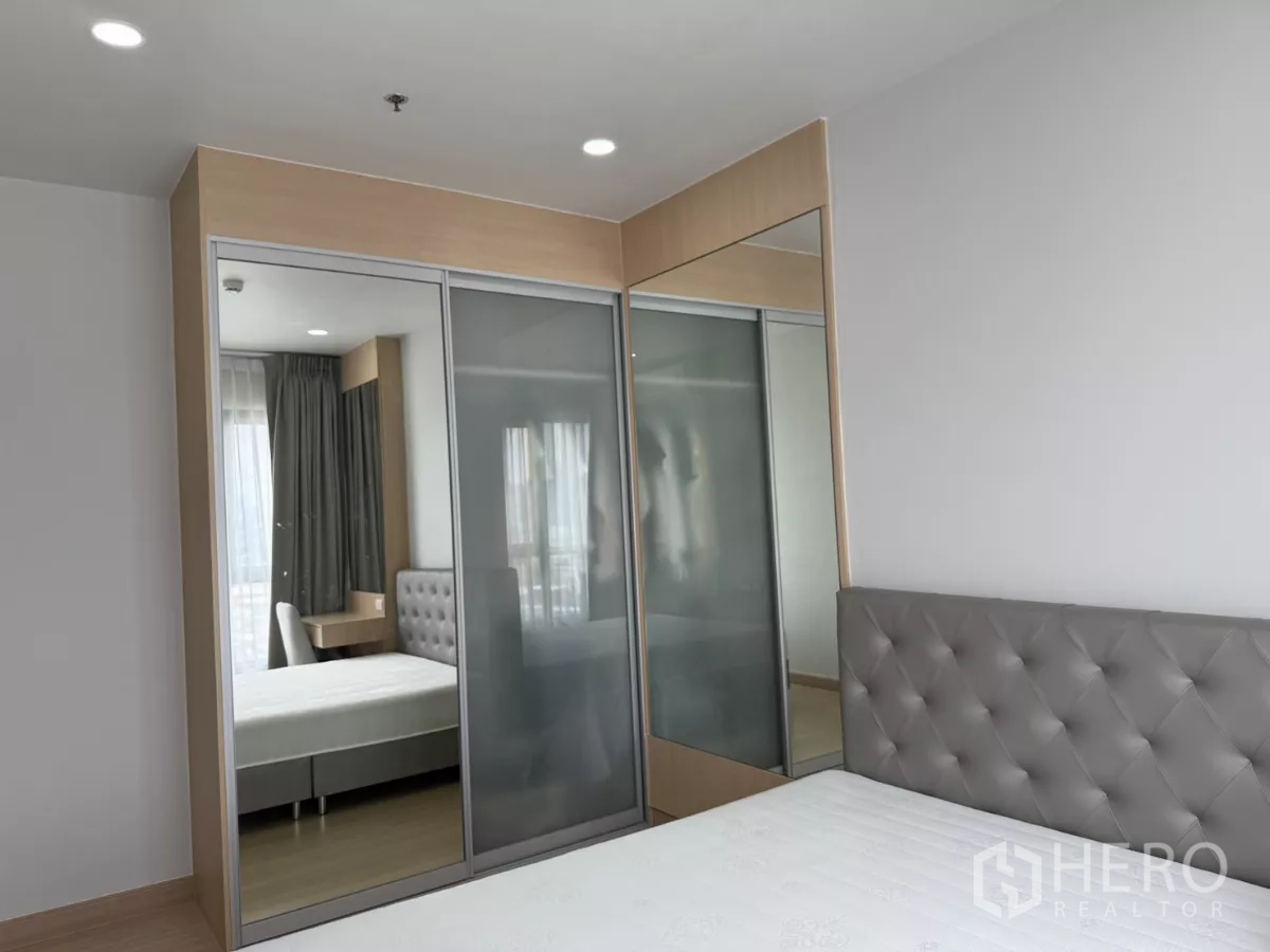 公寓 出租在Khlong Toei, Bangkok - 主卧配软包床头与镜面衣柜。