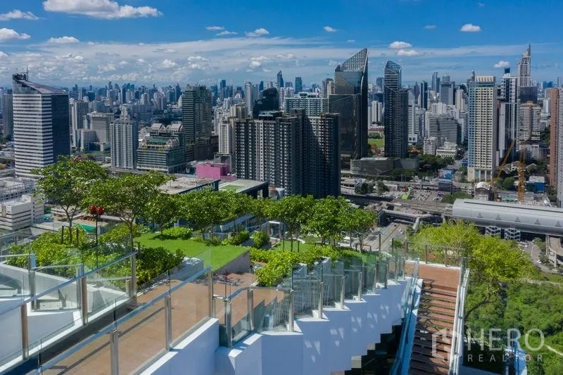 公寓 出售在Ratchathewi, Bangkok - 屋顶露台设阶梯花园与玻璃栏杆，远眺曼谷天际线。