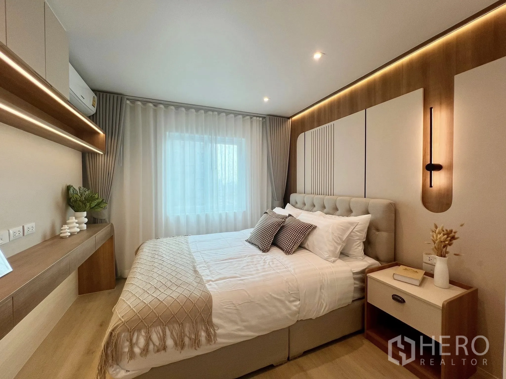 公寓 for rent or sale in Yan Nawa, Bangkok - 卧室另一角度，悬浮层板与LED灯带，大窗配窗帘。