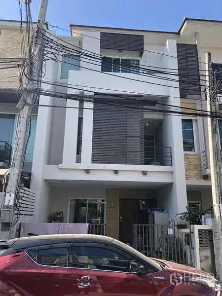 Townhouse for rent in Yan Nawa, Bangkok - Three-storey modern townhouse facade with balconies and slatted sun screens.