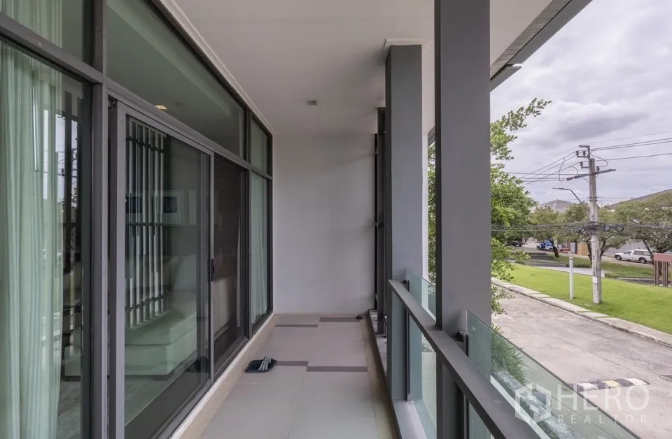 独栋房屋 for rent or sale in Bang Kapi, Bangkok - 覆盖式阳台走廊，玻璃护栏。