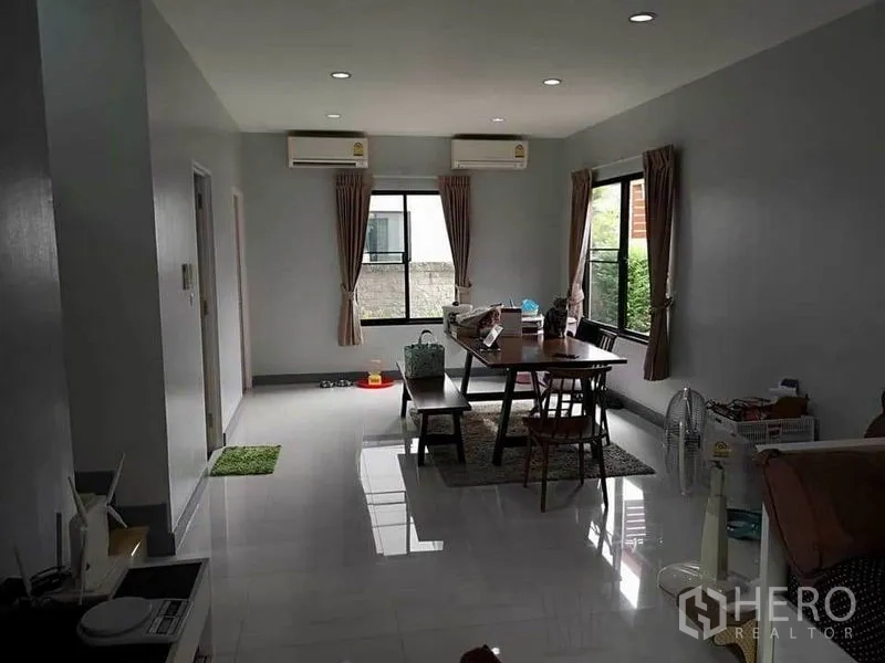 บ้าน ขายในBang Phli, Samut Prakan - ห้องนั่งเล่นและรับประทานอาหารแบบโอเพ่นสเปซ พื้นแกรนิตโต้ เงาสว่าง พร้อมแอร์สองเครื่อง