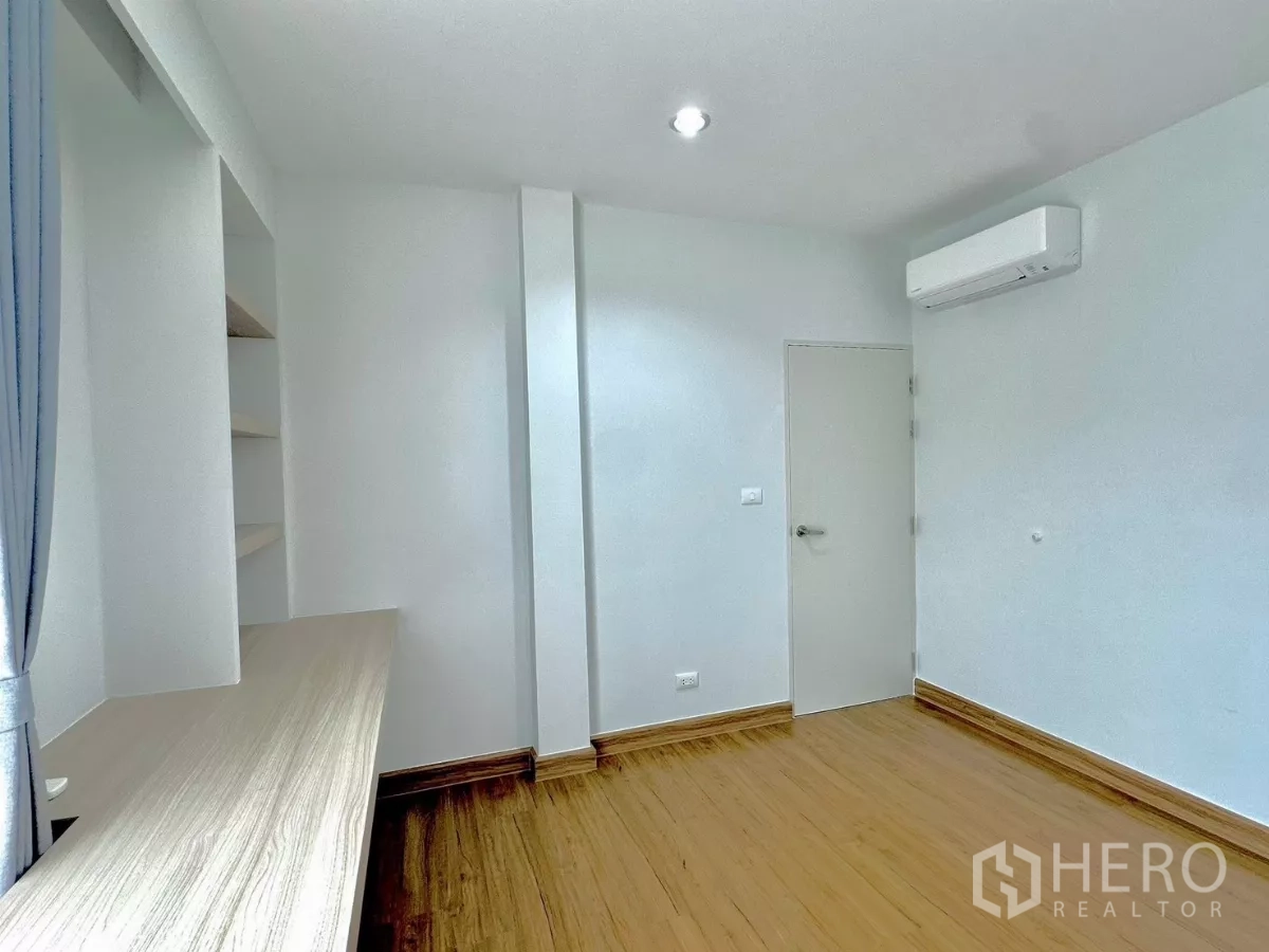 独立式住宅 出租或出售在Prawet, Bangkok - 备用房间，木地板、内置书桌与空调。